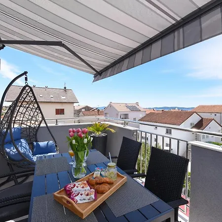 Πανσιόν Deluxe Korina & Ramona Ζαντάρ