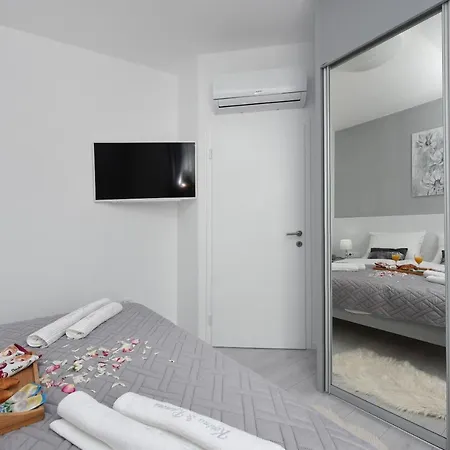 Πανσιόν Deluxe Korina & Ramona 4*