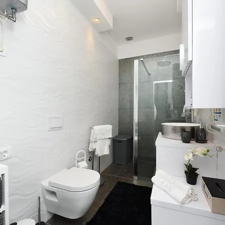 Deluxe Korina & Ramona Πανσιόν