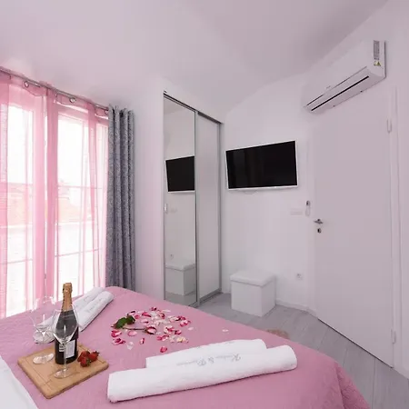 Πανσιόν Deluxe Korina & Ramona